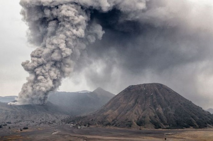 Indonesia evacuating tourists after Mount Barujari eruption 